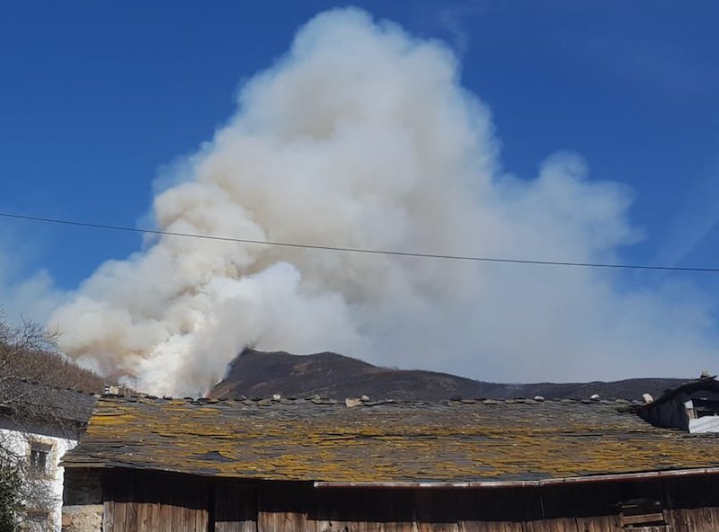 Un incendio en montes de Palacios del Sil moviliza medios aéreos y terrestres Un incendio en montes de Palacios del Sil moviliza medios aéreos y terrestres
